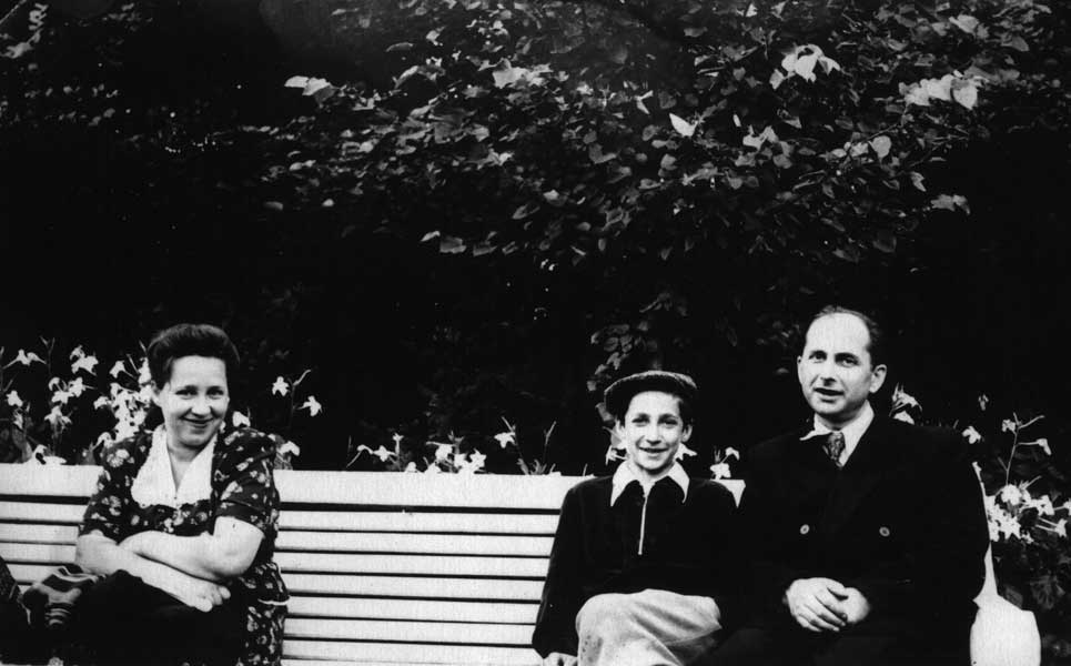 Лидия, Олег и Виктор Зверлины в Парке Победы