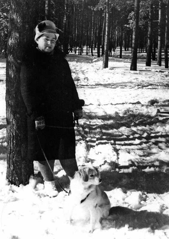 Лидия на прогулке с собакой