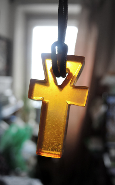 Янтарный крест работы Олега Зверлина