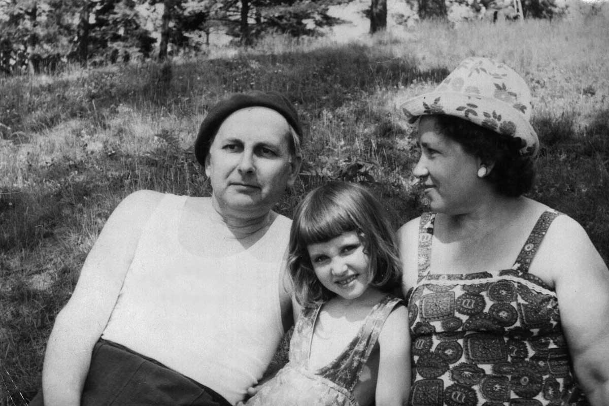 Виктор Зверлин с женой и внучкой