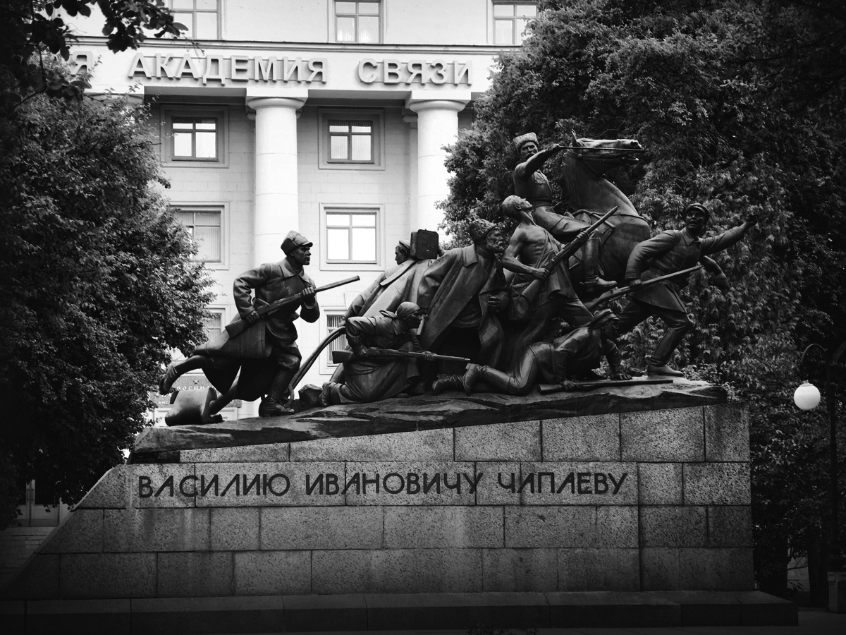 Скульптура возле Академии Связи в Петербурге
