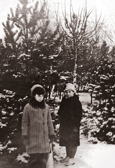 Оля с мамой в Сосновке. 1972-1973 гг.